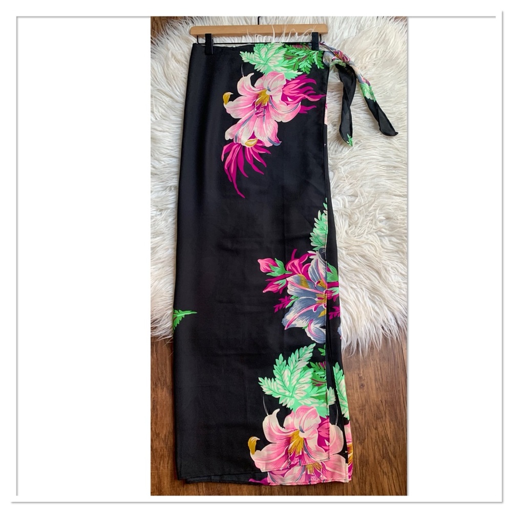 Walter Baker Paradise Grand Magnolia Sarong Multicolor One Size